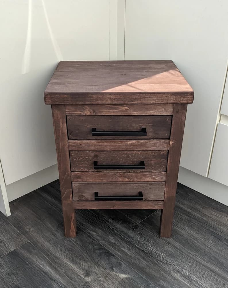 Приліжкова тумба на 3 полиці